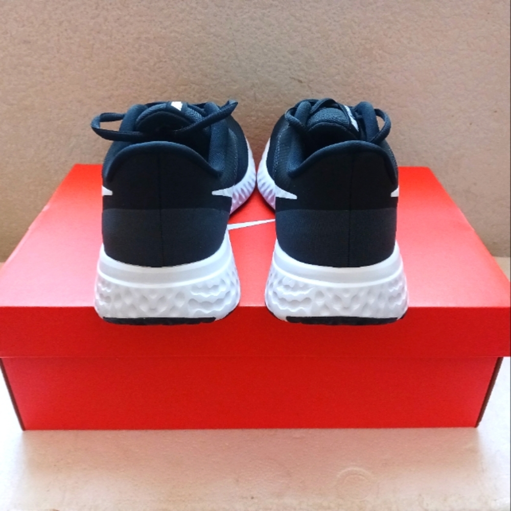 Nike - Picture 2 of 4
